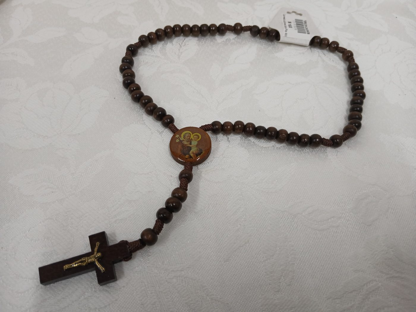 Terço de madeira com crucifixo dourado