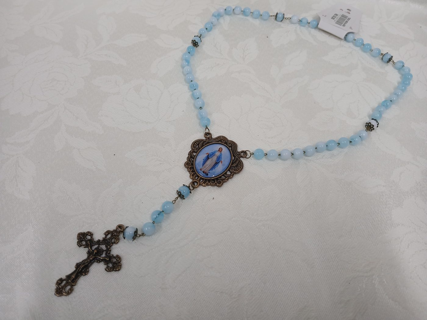 Terço azul claro com medalha ornamentada