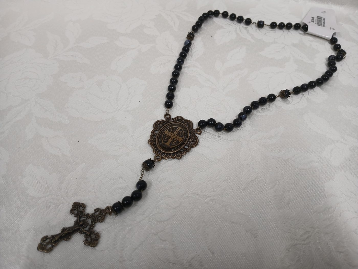 Terço preto com medalha ornamentada