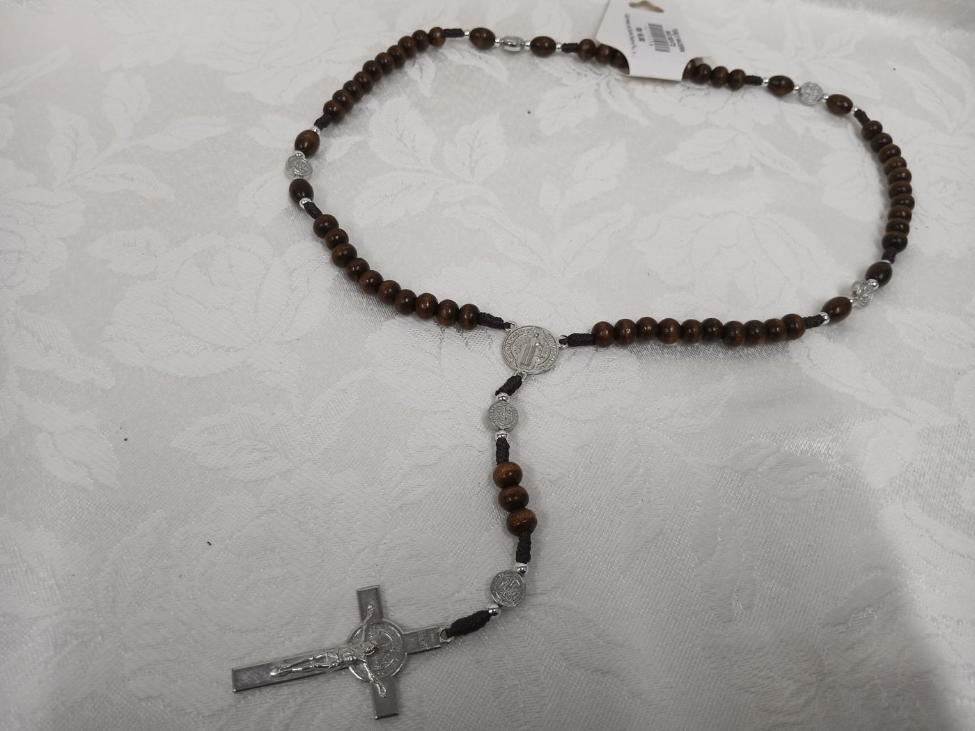 Terço de madeira com crucifixo prateado
