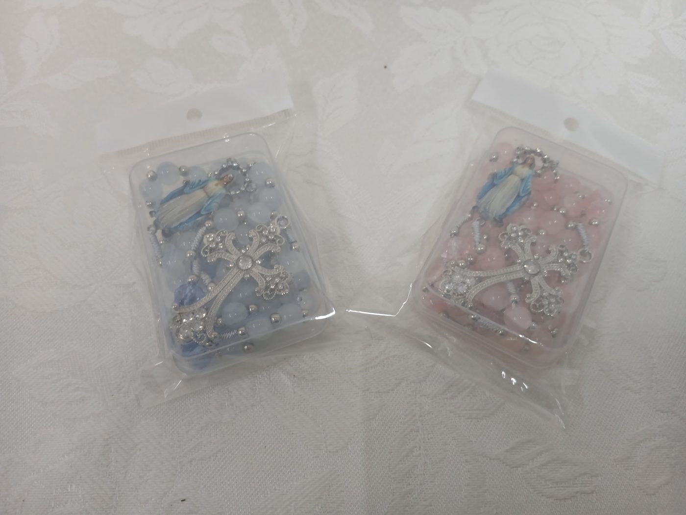Terços em embalagem rosa e azul