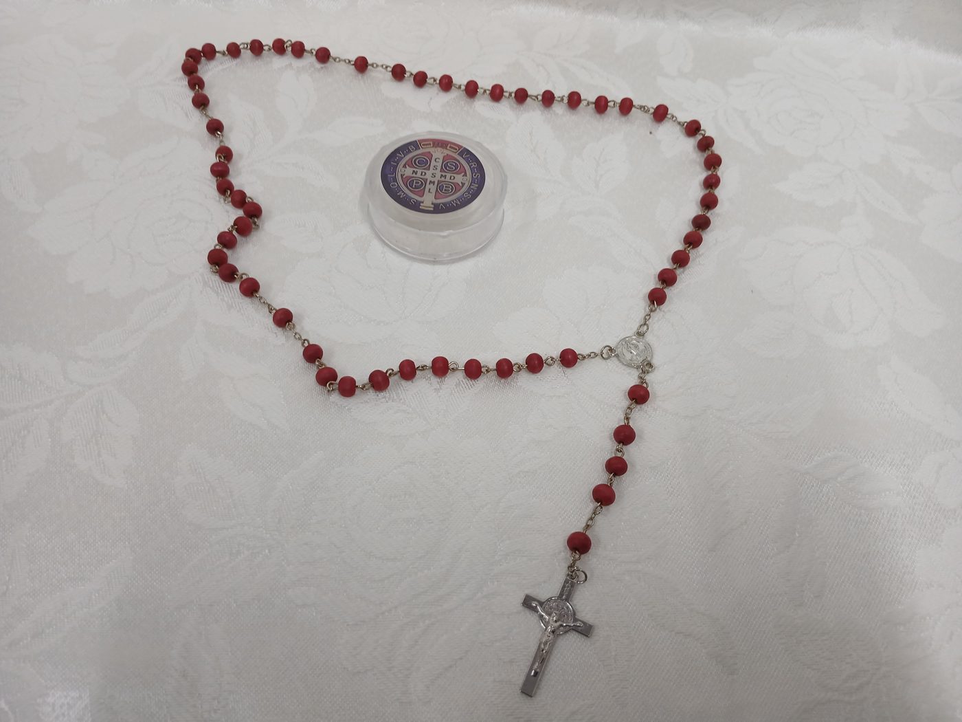 Terço vermelho de São Bento