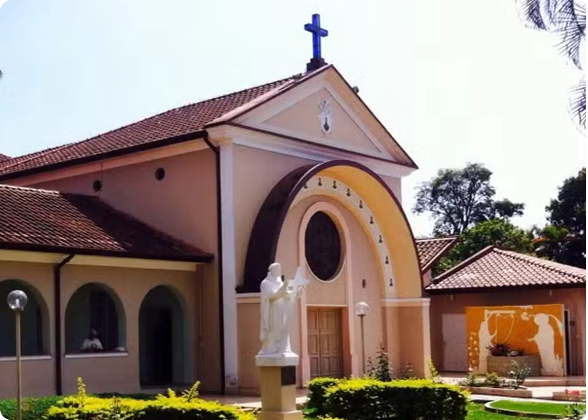 Fachada do Carmelo da Santa Face e Pio XII, em Tremembé