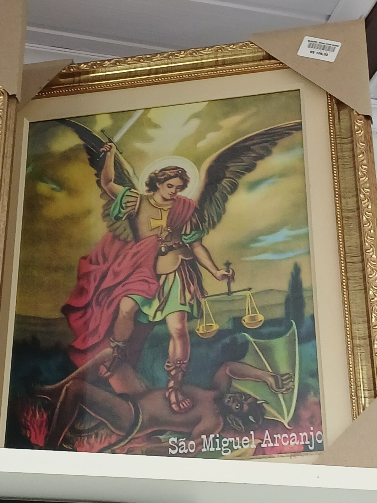 Quadro de São Miguel Arcanjo com moldura clara