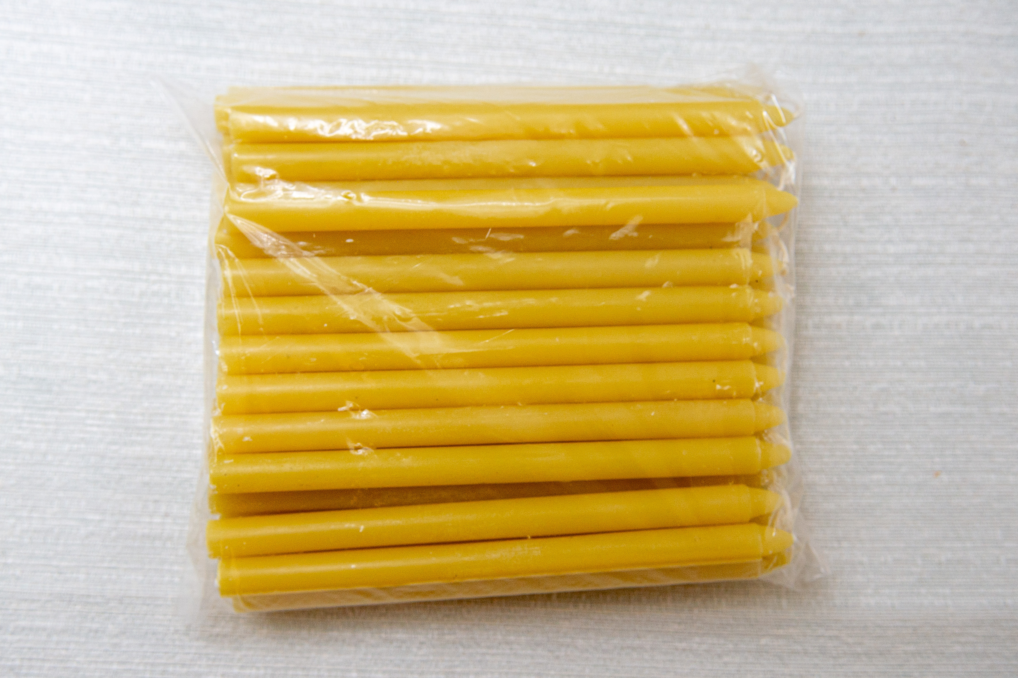 Pacote de velas amarelas finas