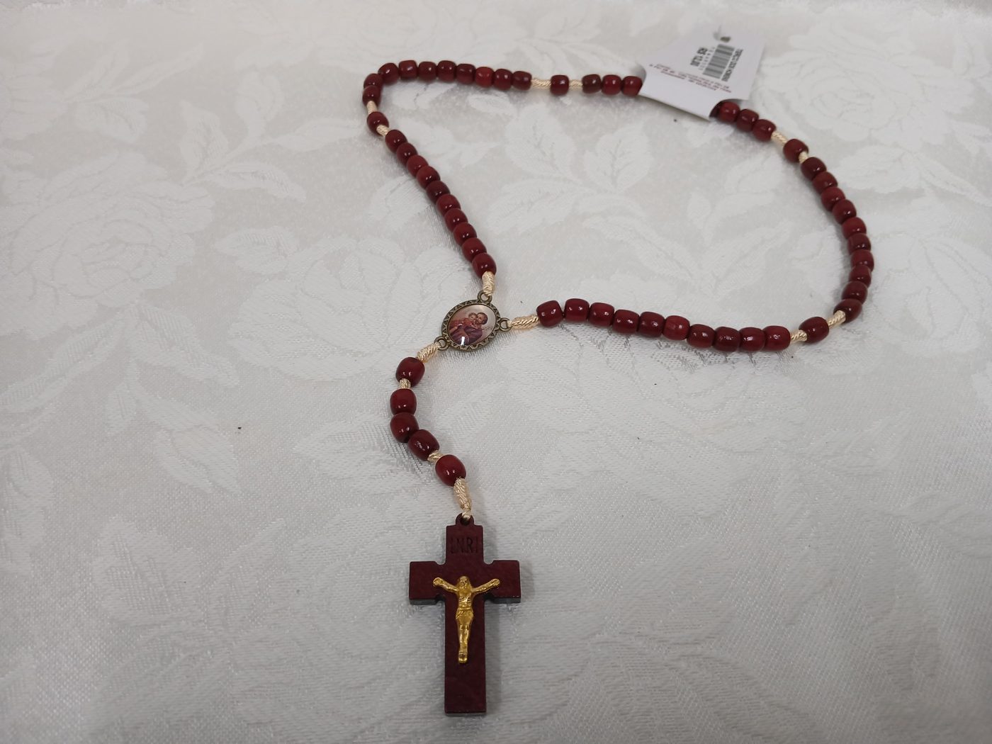 Terço vermelho com crucifixo de madeira
