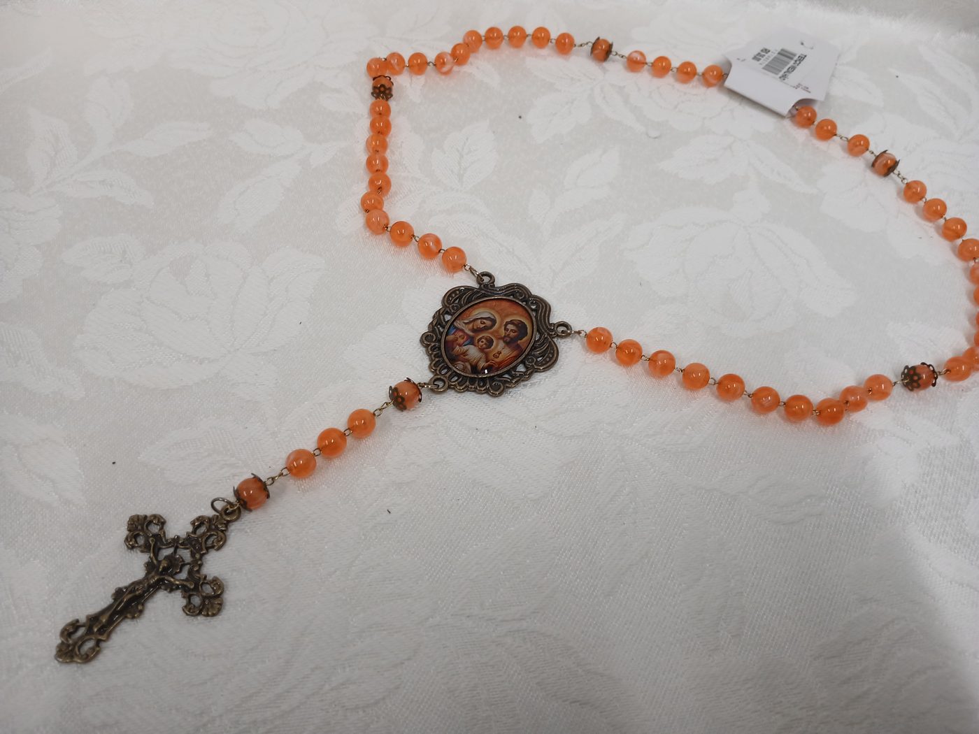 Terço laranja com medalha ornamentada
