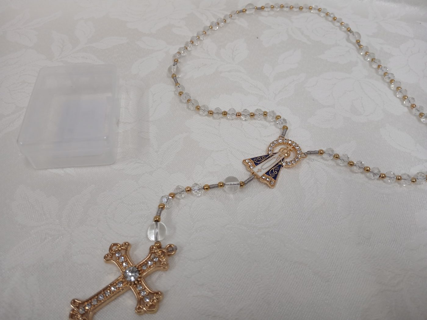 Terço perolado com crucifixo dourado