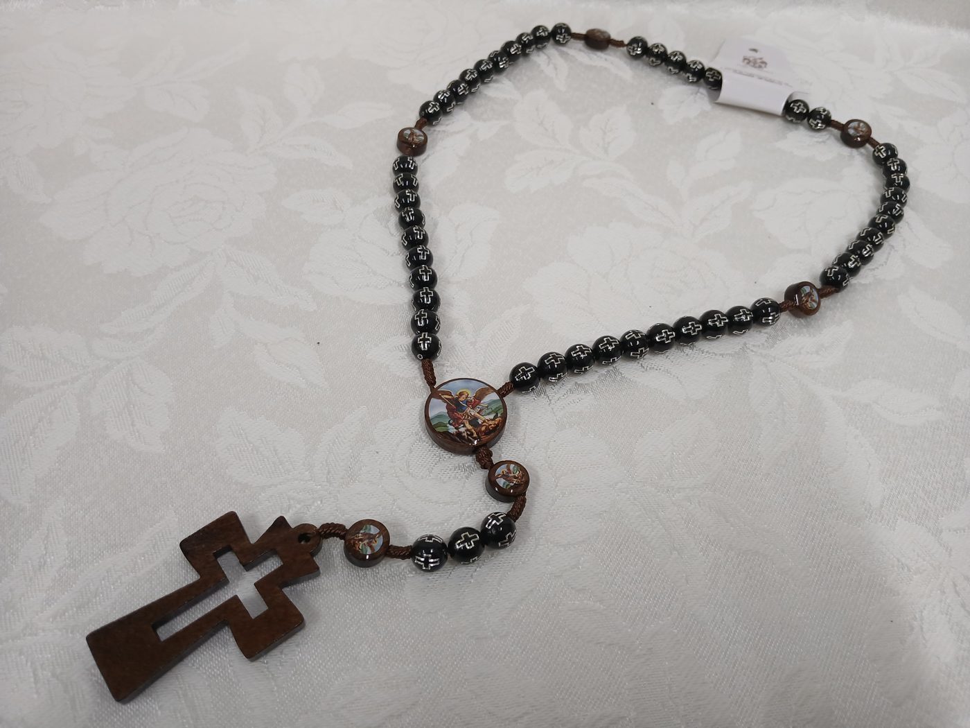 Terço hematita com cruz de madeira