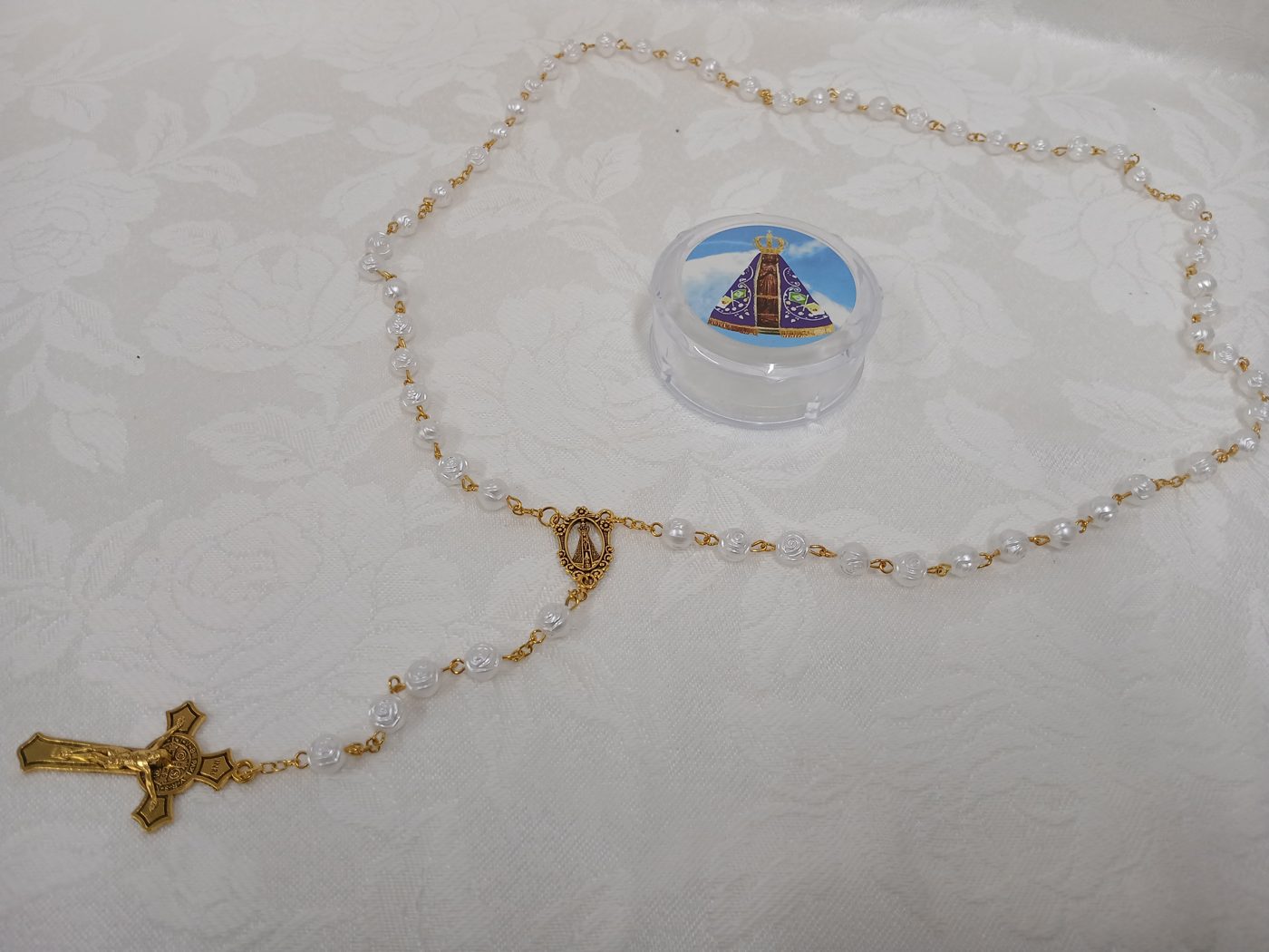 Terço perolado com crucifixo dourado e estojo