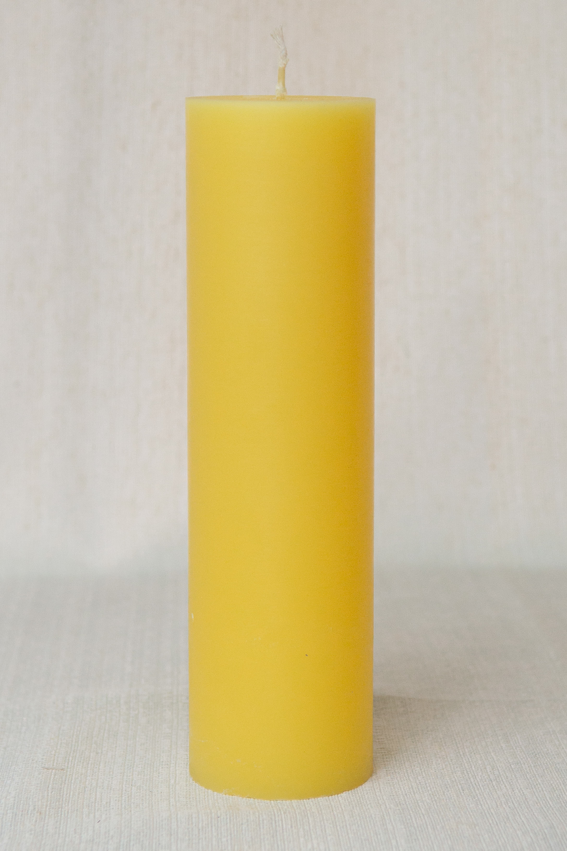 Vela amarela alta grossa