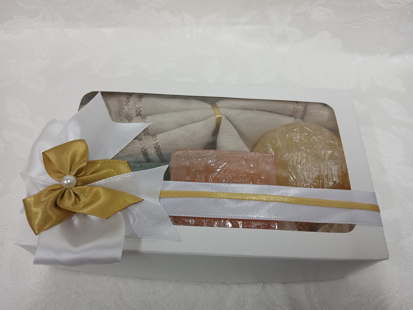 Kit toalha e sabonetes dourado